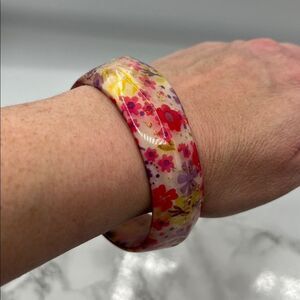 VINTAGE Floral Lucite Bangle Bracelet